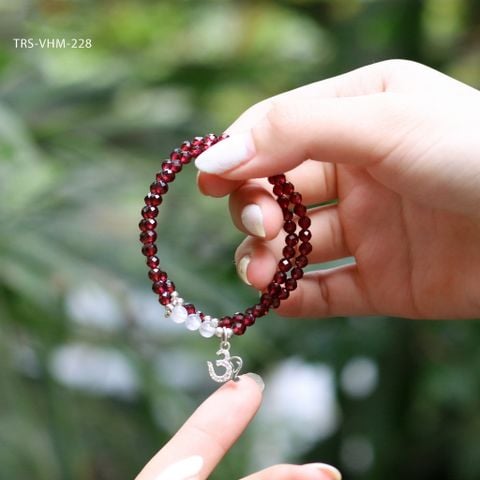 Vòng đá Garnet cắt giác 4 li cuốn đôi charm chữ Om đính đá (TRS VHM 228)