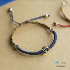 Vòng tết dây xanh coban mix ngũ sắc charm chữ Om (VHM 185)