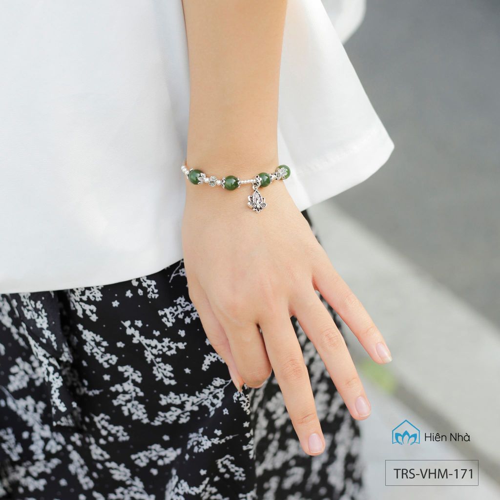 Vòng đá Ngọc Bích 8 li mix charm hoa sen bạc (TRS VHM 171)