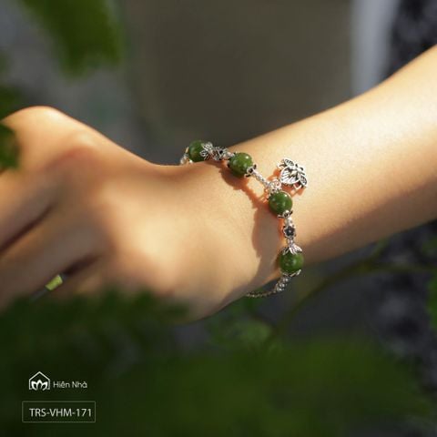 Vòng đá Ngọc Bích 8 li mix charm hoa sen bạc (TRS VHM 171)