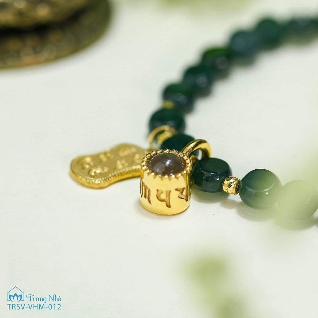 Vòng tay đá lam ngọc charm vàng khắc chú Om mani padme hum, Đại bi phổ chiếu (TRSV VHM 012)