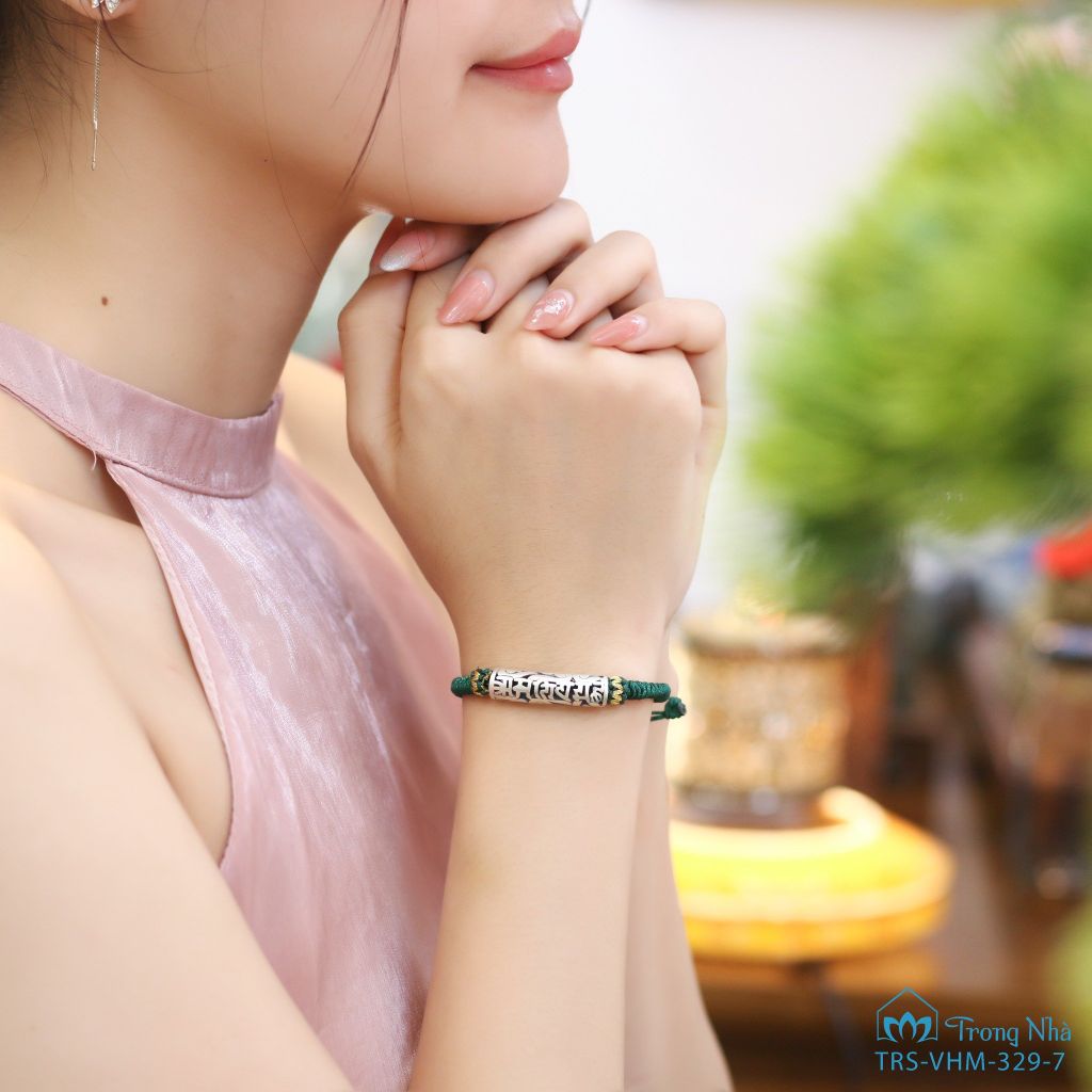 Vòng tết dây xanh lá cây charm ống bạc khắc chú Om mani peme hum