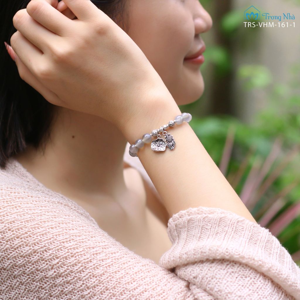 Vòng hắc nguyệt quang 8 li mix charm cá chép lá sen ( VHM 161-1 )