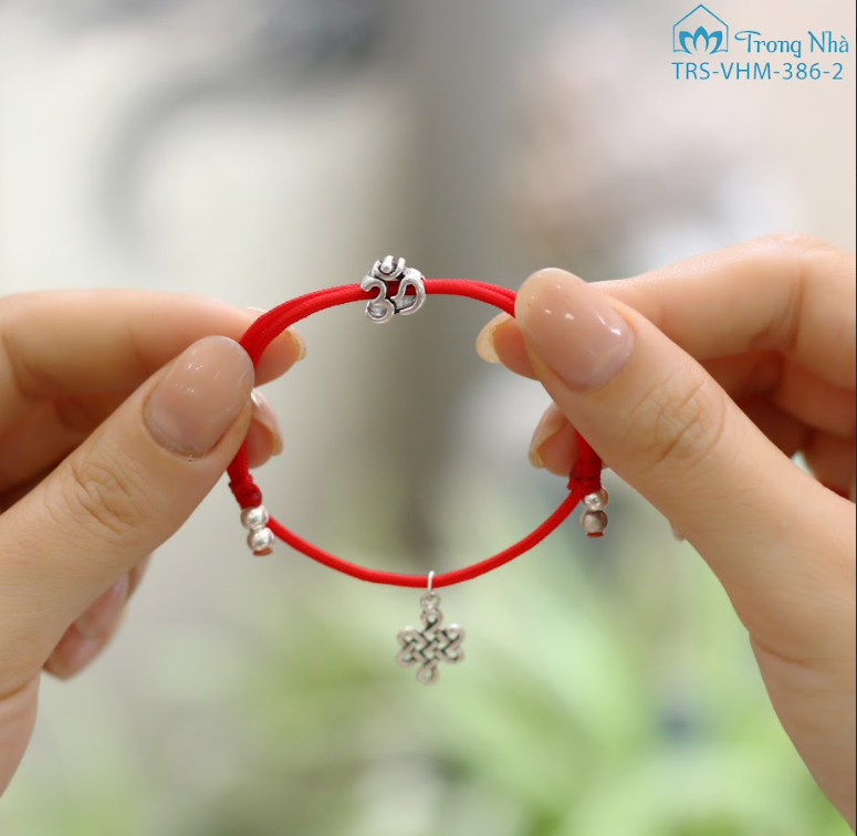 Vòng tết dây charm xỏ ngang chữ om (TRS VHM 386)