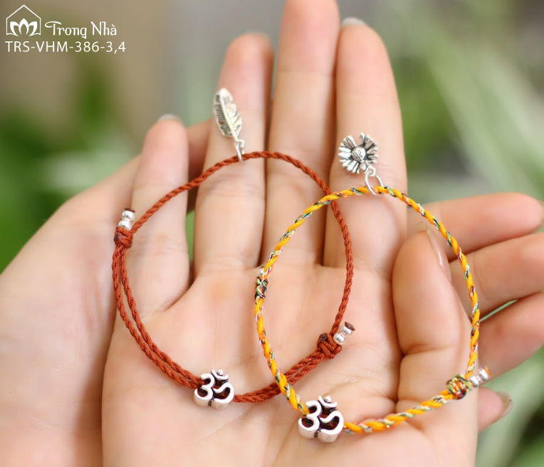 Vòng tết dây charm xỏ ngang chữ om (TRS VHM 386)