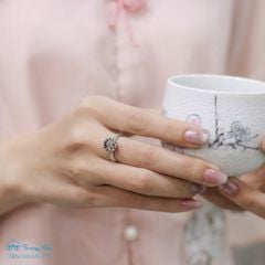 Nhẫn bạc liên hoa hộ tâm - Hoa sen đính đá Quan Âm phổ chiếu ( NHAN 175 )