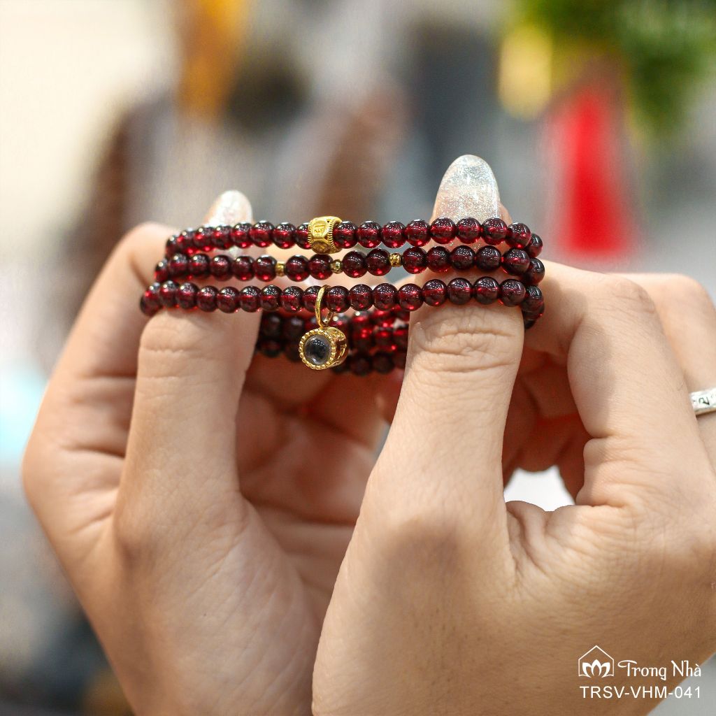Vòng tay garnet 4 li cuốn 3 mix charm vàng phổ chiếu chú đại bi (TRSV VHM 041)