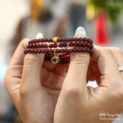 Vòng tay garnet 4 li cuốn 3 mix charm vàng phổ chiếu chú đại bi (TRSV VHM 041)
