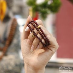 Vòng tay garnet 4 li cuốn 3 mix charm vàng phổ chiếu chú đại bi (TRSV VHM 041)