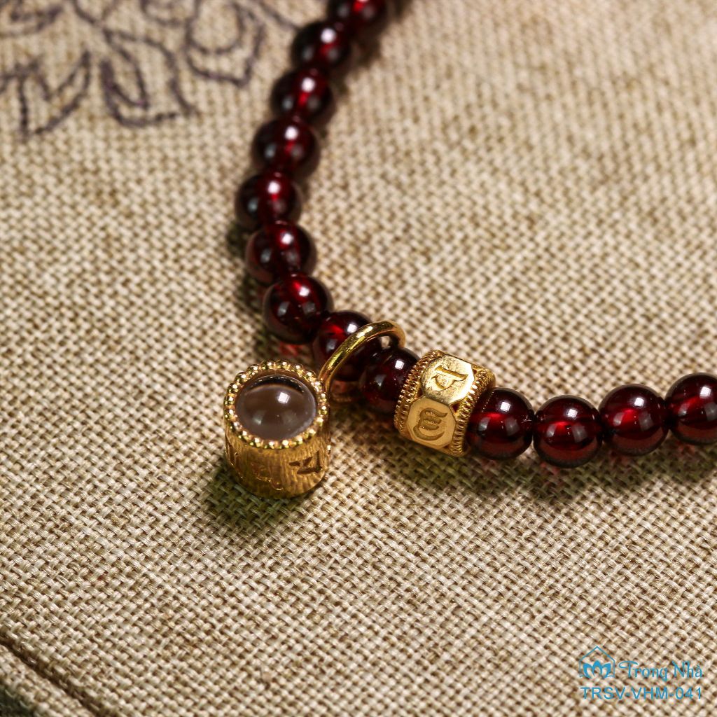 Vòng tay garnet 4 li cuốn 3 mix charm vàng phổ chiếu chú đại bi (TRSV VHM 041)