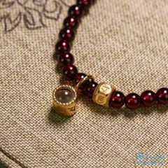 Vòng tay garnet 4 li cuốn 3 mix charm vàng phổ chiếu chú đại bi (TRSV VHM 041)