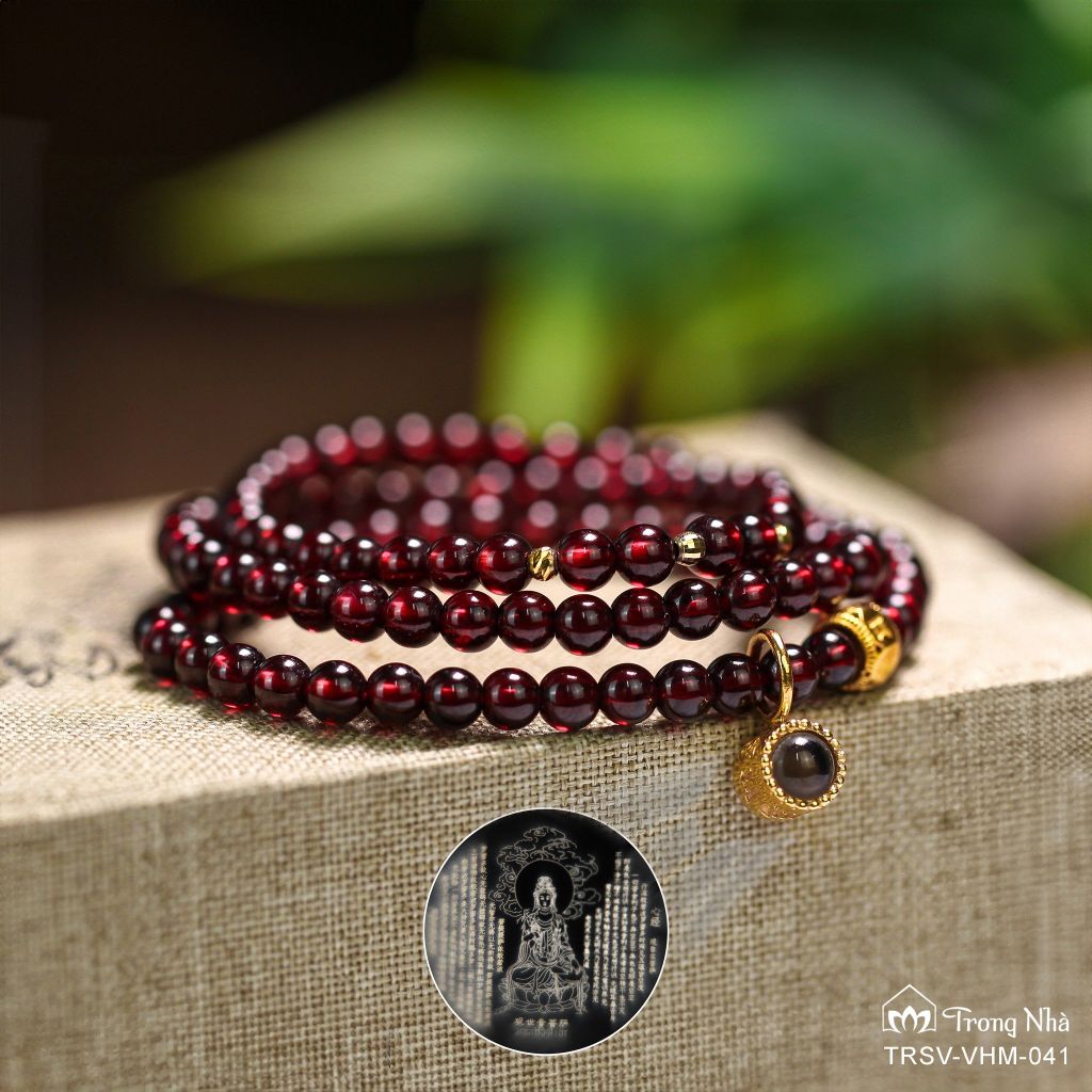 Vòng tay garnet 4 li cuốn 3 mix charm vàng phổ chiếu chú đại bi (TRSV VHM 041)