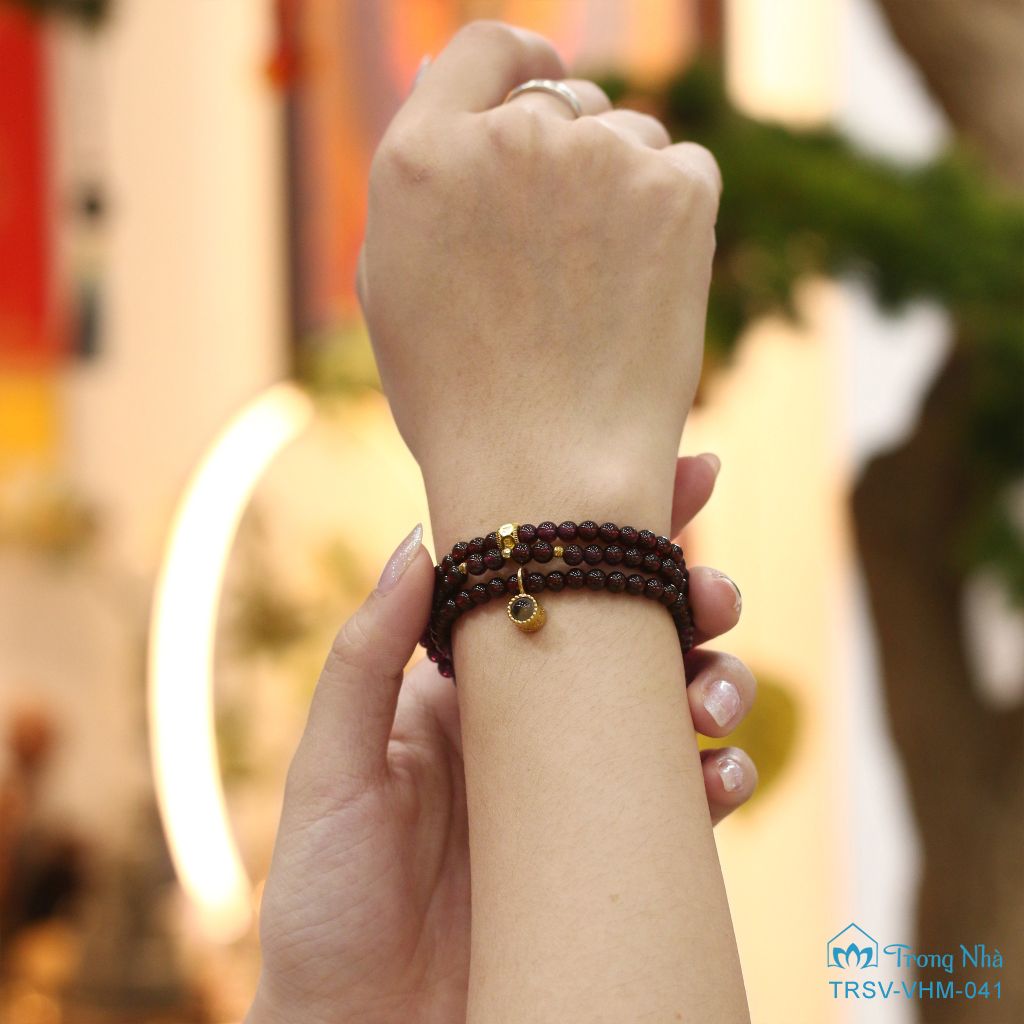 Vòng tay garnet 4 li cuốn 3 mix charm vàng phổ chiếu chú đại bi (TRSV VHM 041)