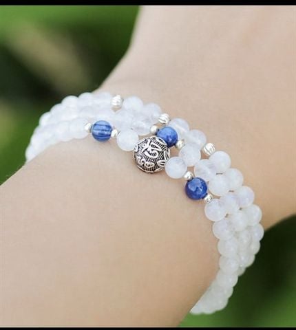 Vòng moonstone 4 ly cuốn 3  mix đá kyanite và charm cầu Om