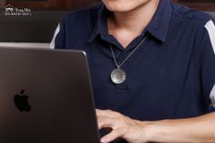 Mặt dây chuyền Om Mani Padme Hum tròn chữ Vạn ( TRS MATDC 003 )