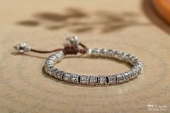 Vòng tay tết dây siêu biến chú Om Mani Padme Hum ( VHM 502 )