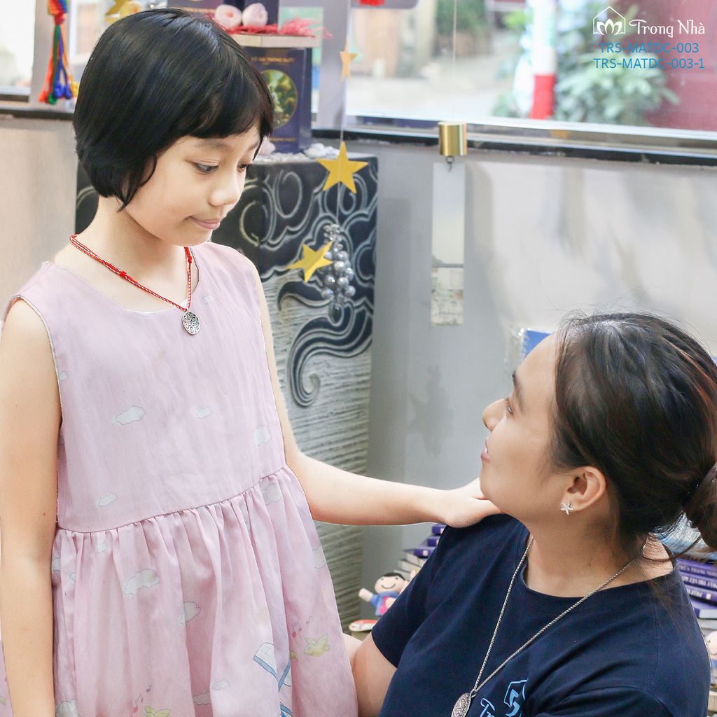 Mặt dây chuyền Om Mani Padme Hum tròn chữ Vạn ( TRS MATDC 003 )