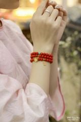 Vòng san hô đỏ cuốn 3 charm Hoa sen vàng mix charm treo Om Mani (TRSV VHM 042 )
