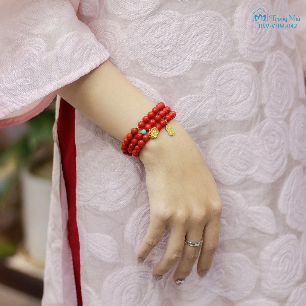 Vòng san hô đỏ cuốn 3 charm Hoa sen vàng mix charm treo Om Mani (TRSV VHM 042 )