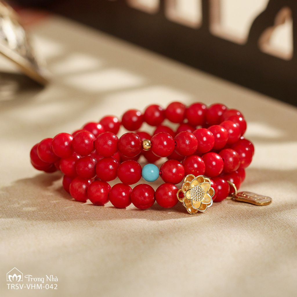 Vòng san hô đỏ cuốn 3 charm Hoa sen vàng mix charm treo Om Mani (TRSV VHM 042 )