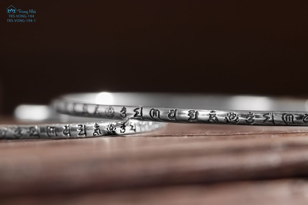 Vòng tay bạc mảnh khắc chú Om mani padme hum ( VONG 194 )