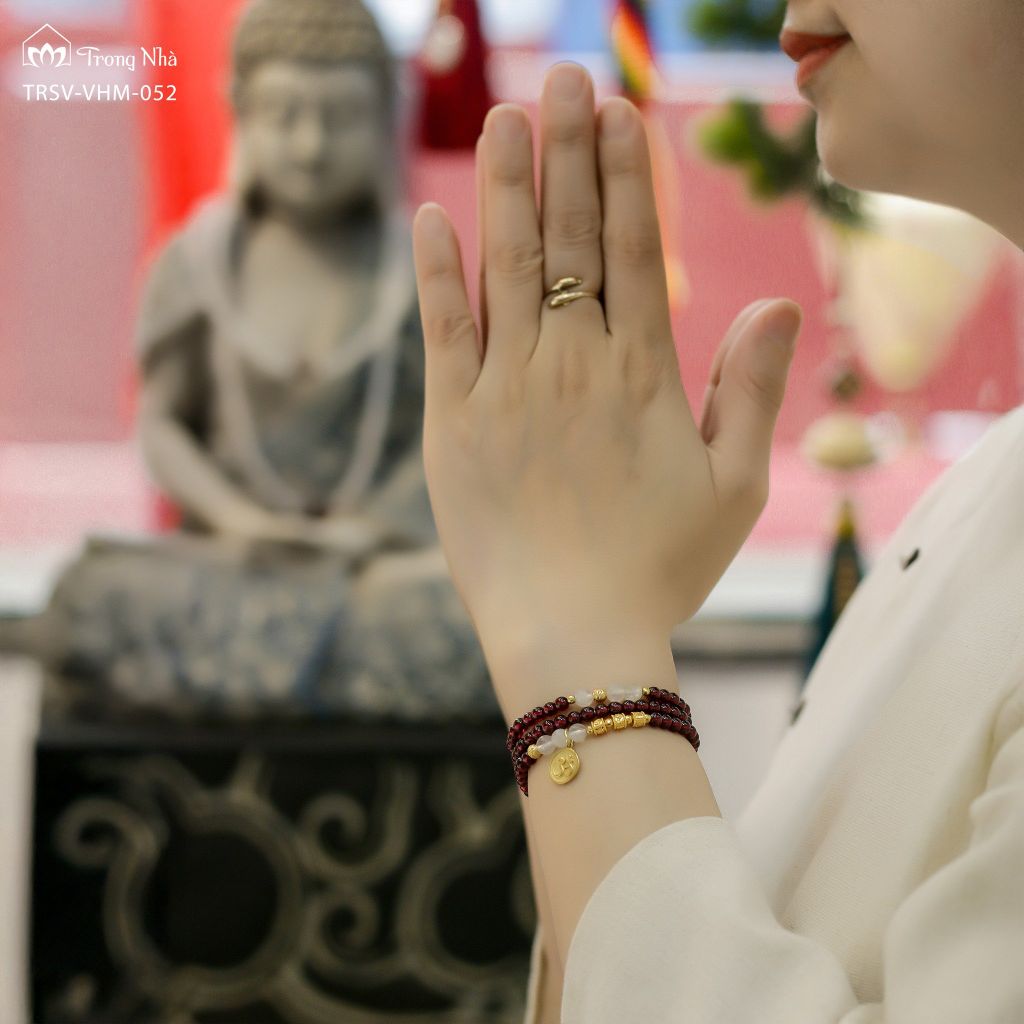 Vòng Garnet cuốn 3 mix charm Om mani vàng ( TRSV VHM 052 )
