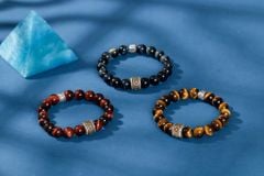 Vòng tay đá mắt hổ charm Văn Thù, Om mani - Thức tỉnh nội lực (TRS VHM 532 )