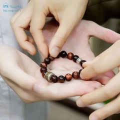 Vòng tay đá mắt hổ charm Văn Thù, Om mani - Thức tỉnh nội lực (TRS VHM 532 )
