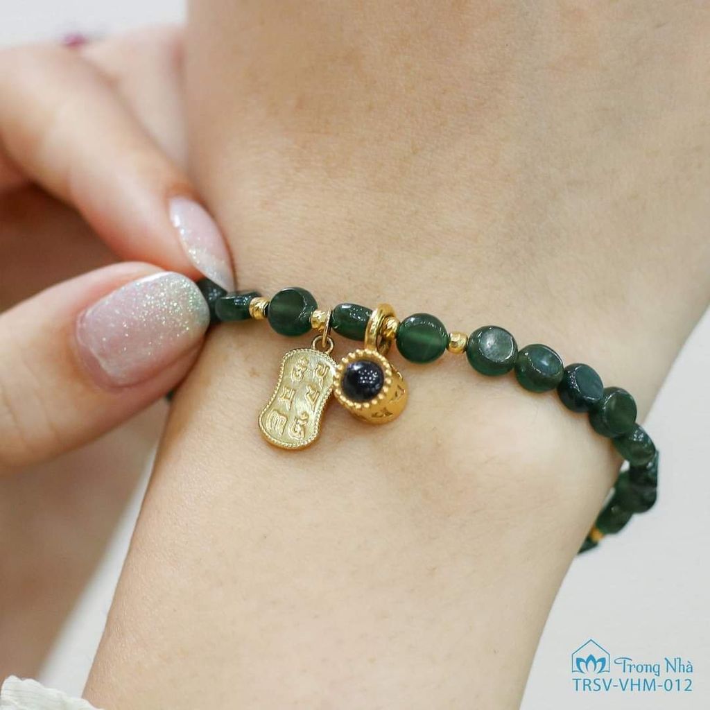 Vòng tay đá lam ngọc charm vàng khắc chú Om mani padme hum, Đại bi phổ chiếu (TRSV VHM 012)