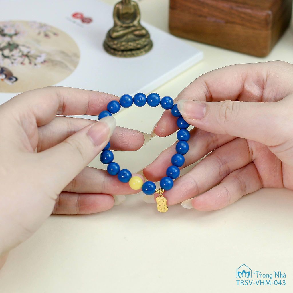 Vòng handmade đá san hô xanh kết hợp charm khắc Om mani padme hum (TRSV VHM 043)