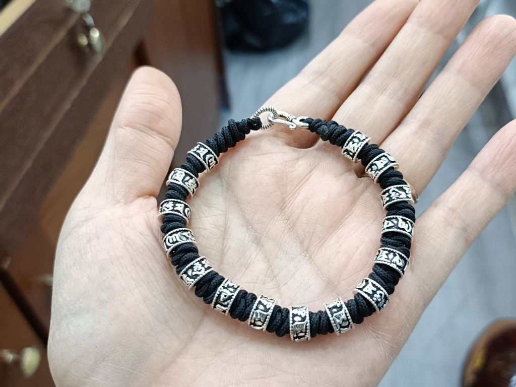 Vòng tay tết dây siêu biến chú Om Mani Padme Hum ( VHM 502 )