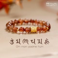 Vòng thạch anh tóc đỏ 8 li mix trụ Om mani vàng (TRSV VHM 235-1 )