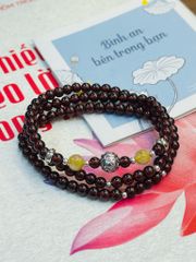 Vòng garnet cuốn 3 mix  charm cầu khắc chú Om Mani