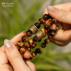 Vòng mắt hổ vàng nâu charm khắc chú Om mani  padme hum xoay (TRS VHM 234)