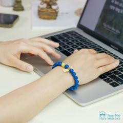 Vòng handmade đá san hô xanh kết hợp charm khắc Om mani padme hum (TRSV VHM 043)