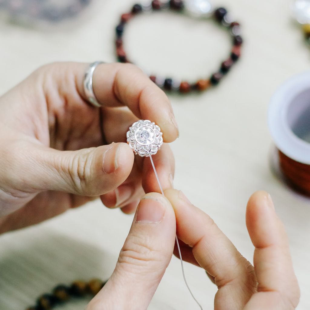 Vòng đá Mắt Hổ Vàng Nâu charm Mandala đính đá (TRS VHM 292 1)