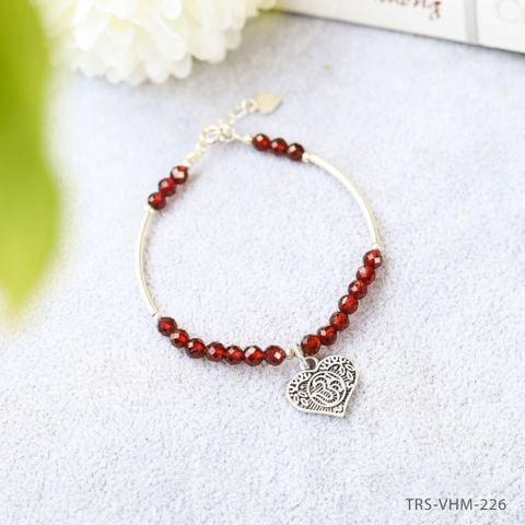 Vòng đá Garnet cắt giác 4 li mix charm Chữ Om trái tim (TRS VHM 226)