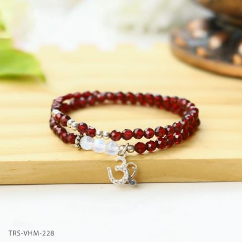 Vòng đá Garnet cắt giác 4 li cuốn đôi charm chữ Om đính đá (TRS VHM 228)