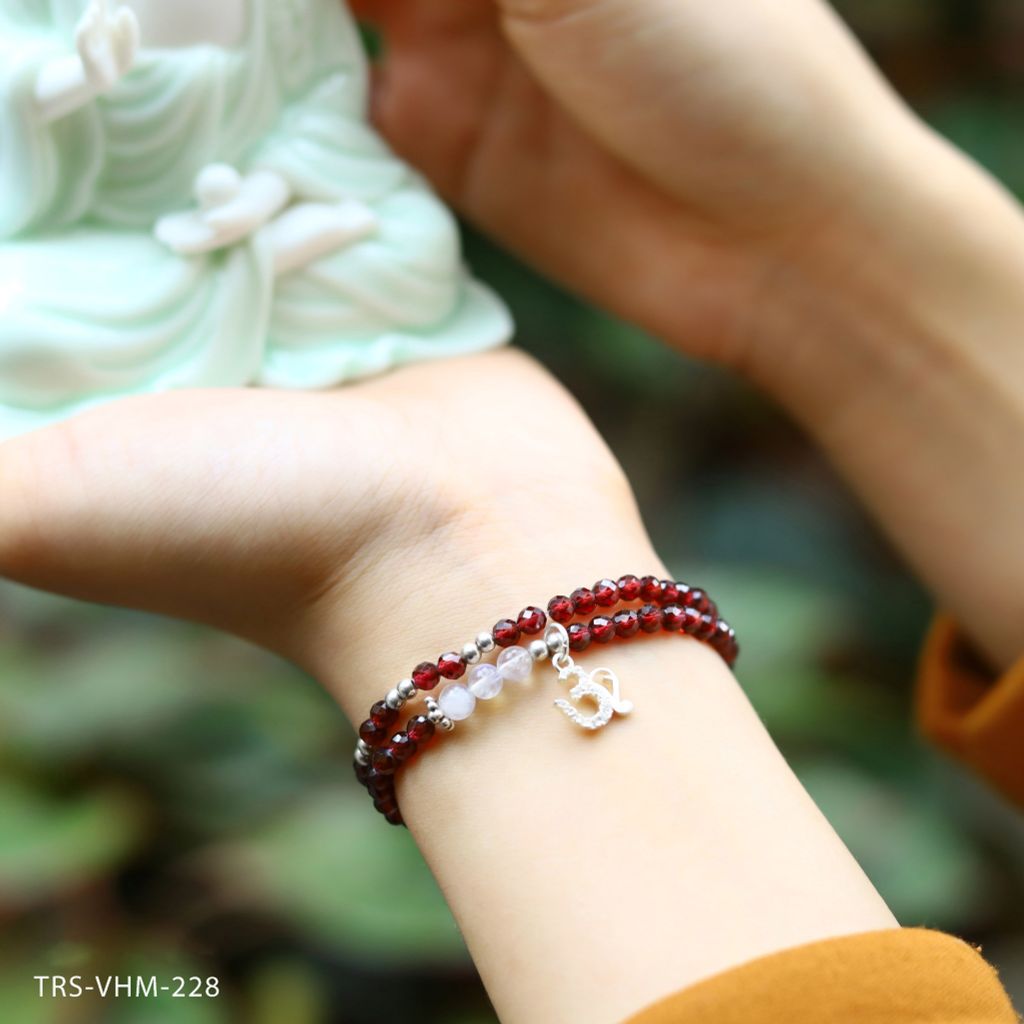 Vòng đá Garnet cắt giác 4 li cuốn đôi charm chữ Om đính đá (TRS VHM 228)