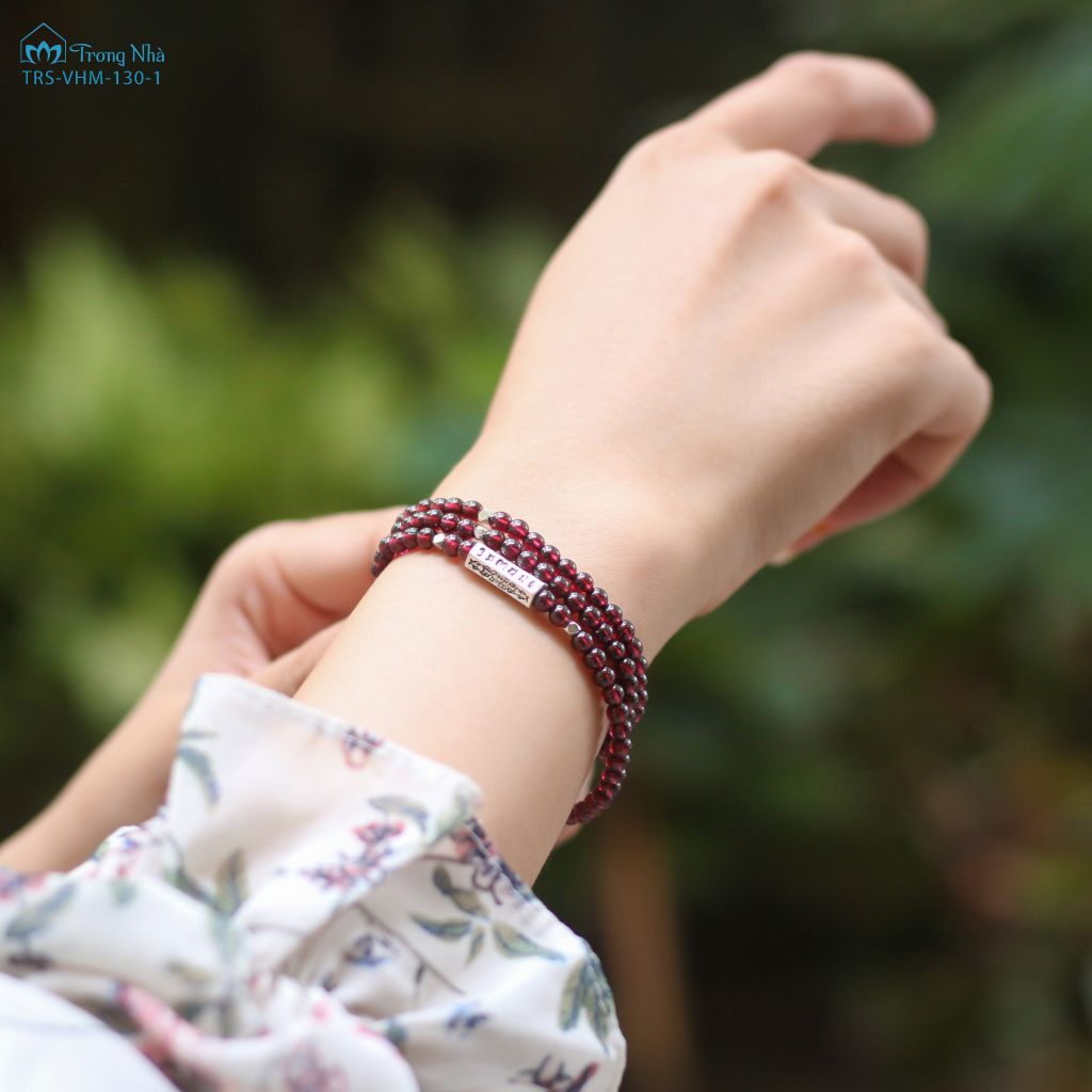 Vòng tay tình yêu đích thực - Đá garnet 4 li cuốn 3 mix charm Om mani padme hum ( VHM 130-1 )