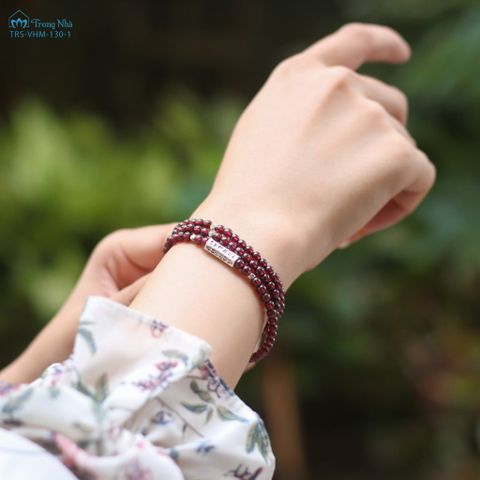Vòng tay Hạnh Phúc  - Đá garnet 4 li cuốn 3 mix charm Om mani padme hum ( VHM 130-1 )