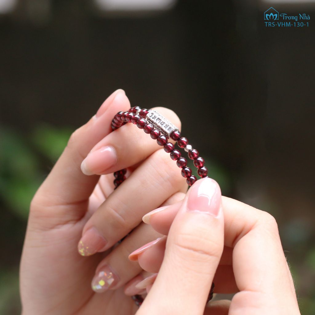 Vòng tay tình yêu đích thực - Đá garnet 4 li cuốn 3 mix charm Om mani padme hum ( VHM 130-1 )