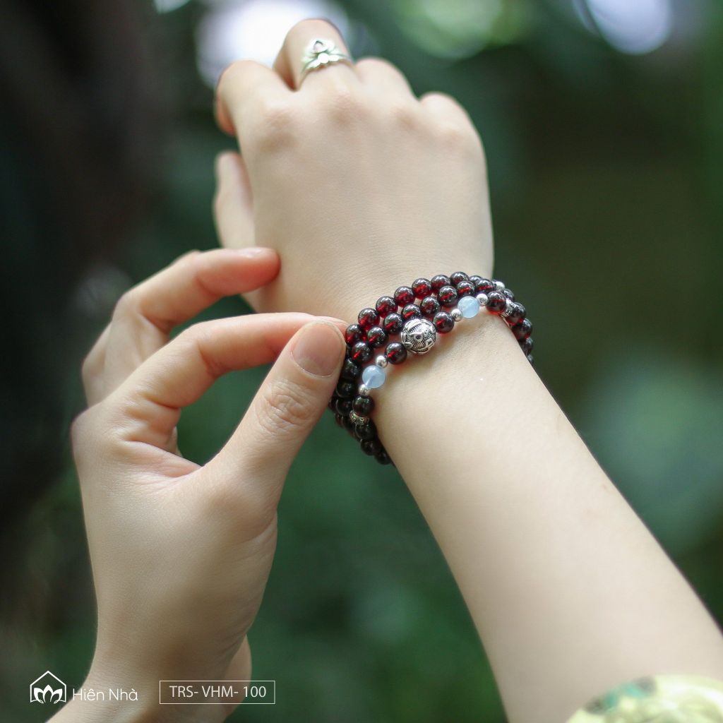 Vòng garnet 6 li cuốn 3 mix charm cầu Om Mani