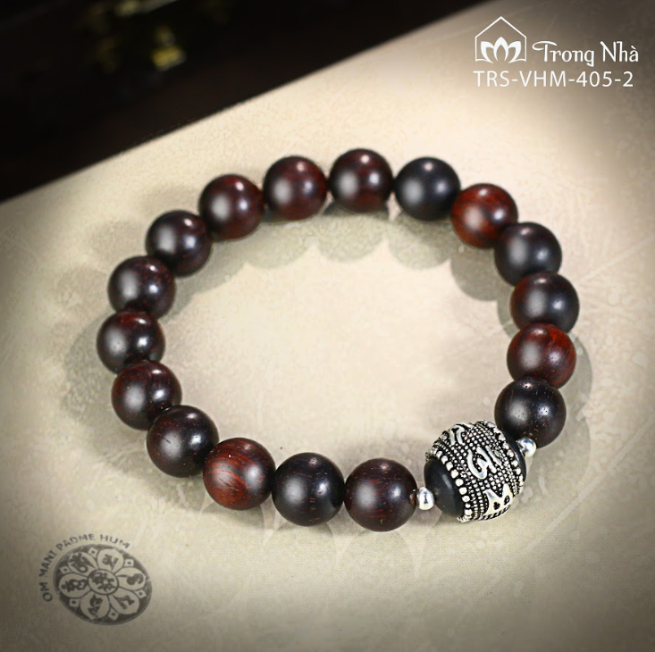 Vương Mộc Bảo Phúc - vòng tay tử đàn Ấn độ kết hợp charm khắc chú Om mani peme hum gỗ bọc bạc