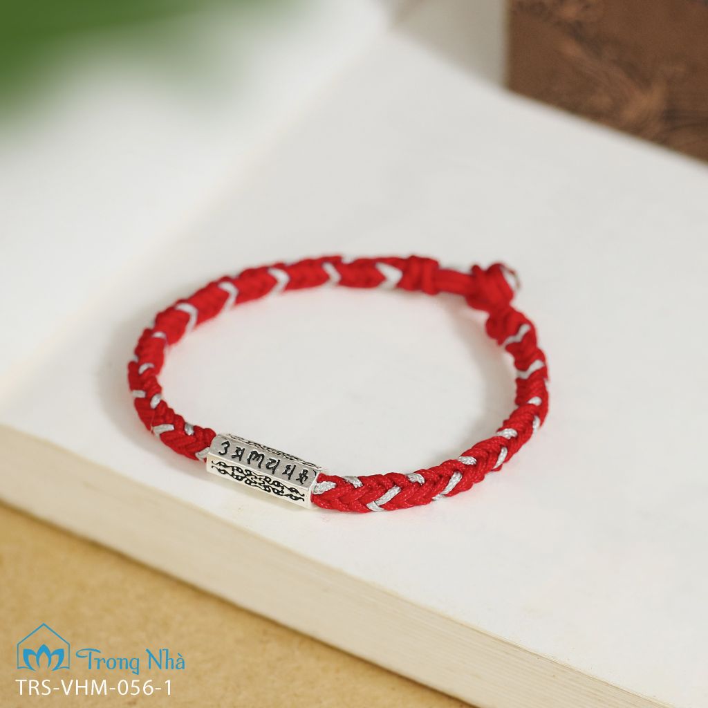 Vòng tết dây chỉ đỏ charm trụ Om Mani Padme Hum bạc (TRS VHM 056)
