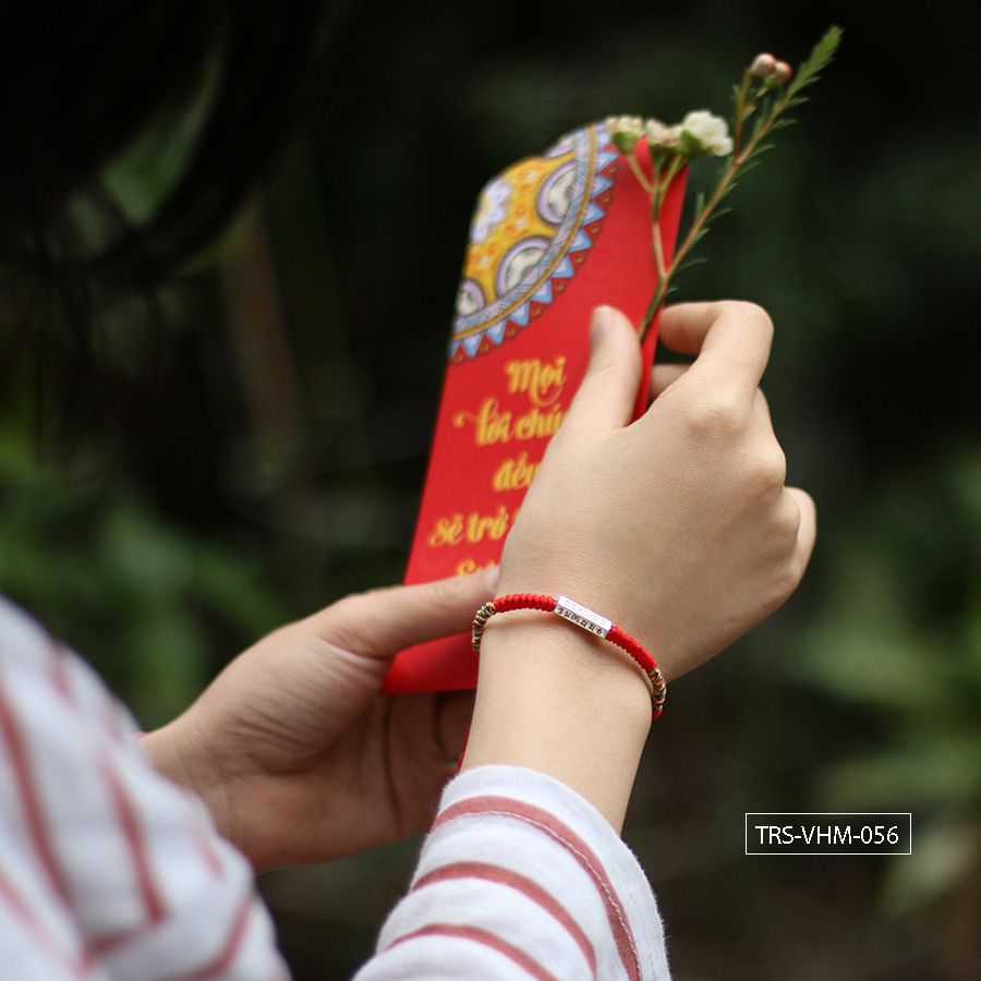 Vòng tết dây chỉ đỏ charm trụ Om Mani Padme Hum bạc (TRS VHM 056)