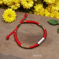 Vòng tết dây chỉ đỏ charm trụ Om Mani Padme Hum bạc (TRS VHM 056)