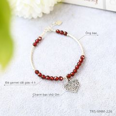 Vòng đá Garnet cắt giác 4 li mix charm Chữ Om trái tim (TRS VHM 226)