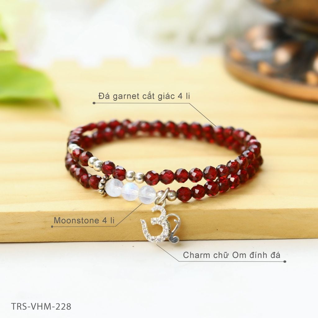 Vòng đá Garnet cắt giác 4 li cuốn đôi charm chữ Om đính đá (TRS VHM 228)