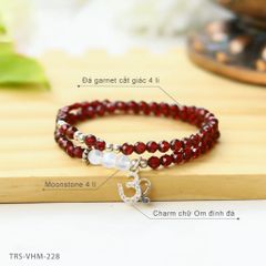 Vòng đá Garnet cắt giác 4 li cuốn đôi charm chữ Om đính đá (TRS VHM 228)